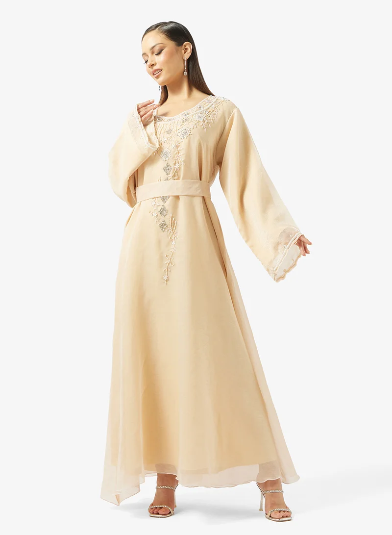 هيا كلوزيت جلابية مطرزة بالزهور في الأمام مع حزام